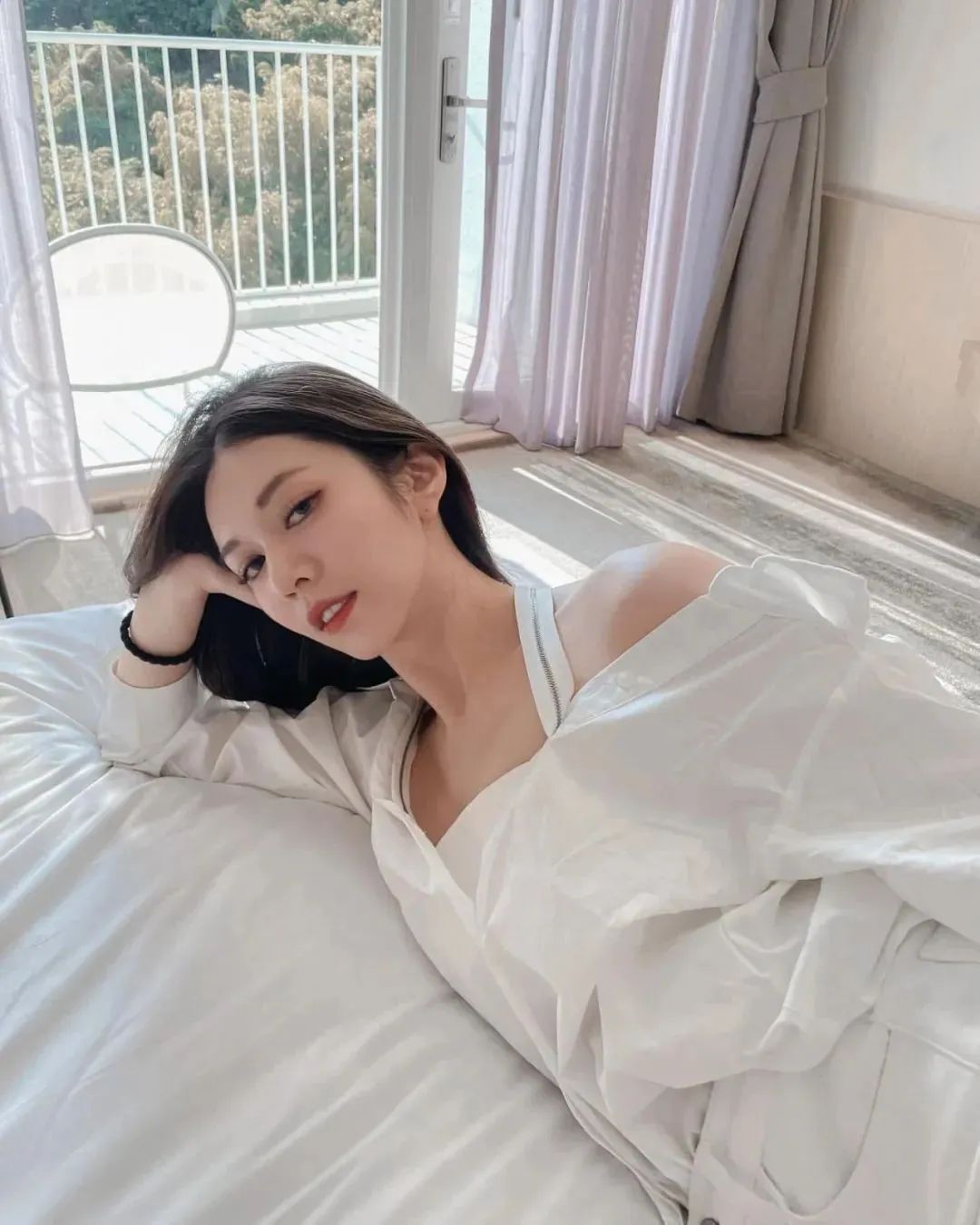 台湾空姐Elly，甜美迷人的御姐范女神