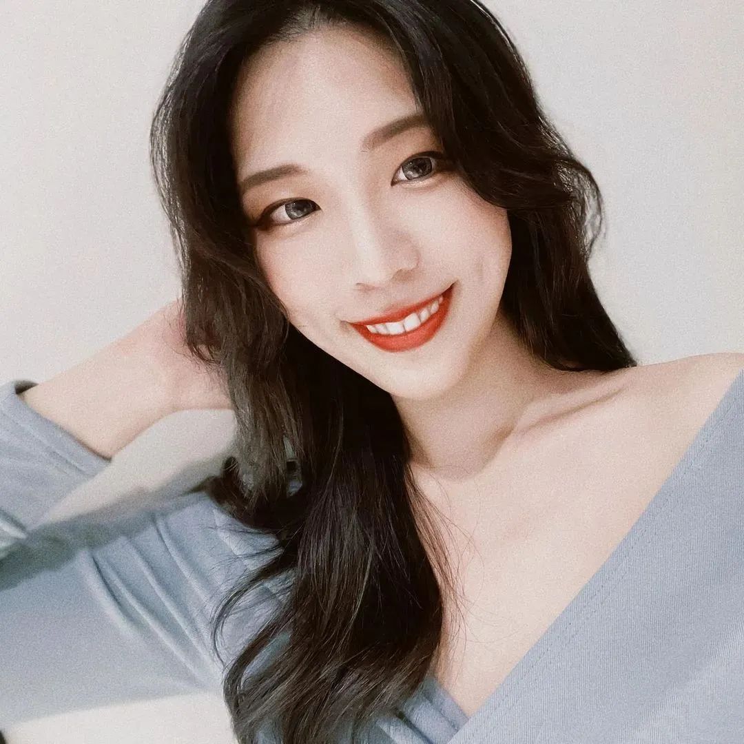 台湾网红小墨，才貌双全的美女主播