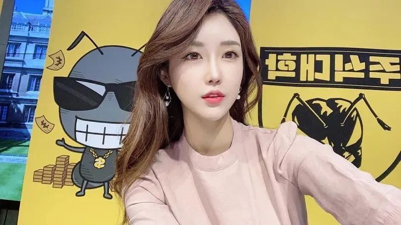 韩国最美车模柳多妍，至今单身未婚的她，32岁仍如少女