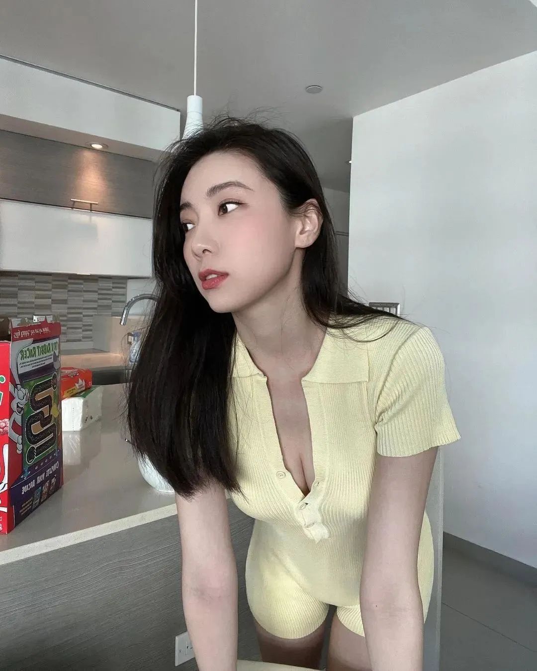 台湾网红邵岱儿，甜美又性感的气质女神
