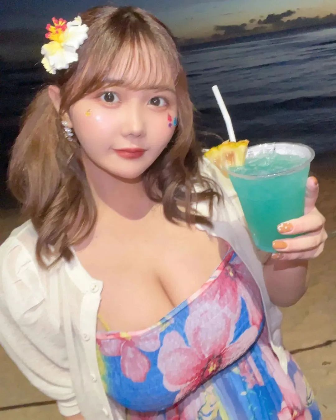 日本网红奈奈茶，甜美又性感的“微胖”女神