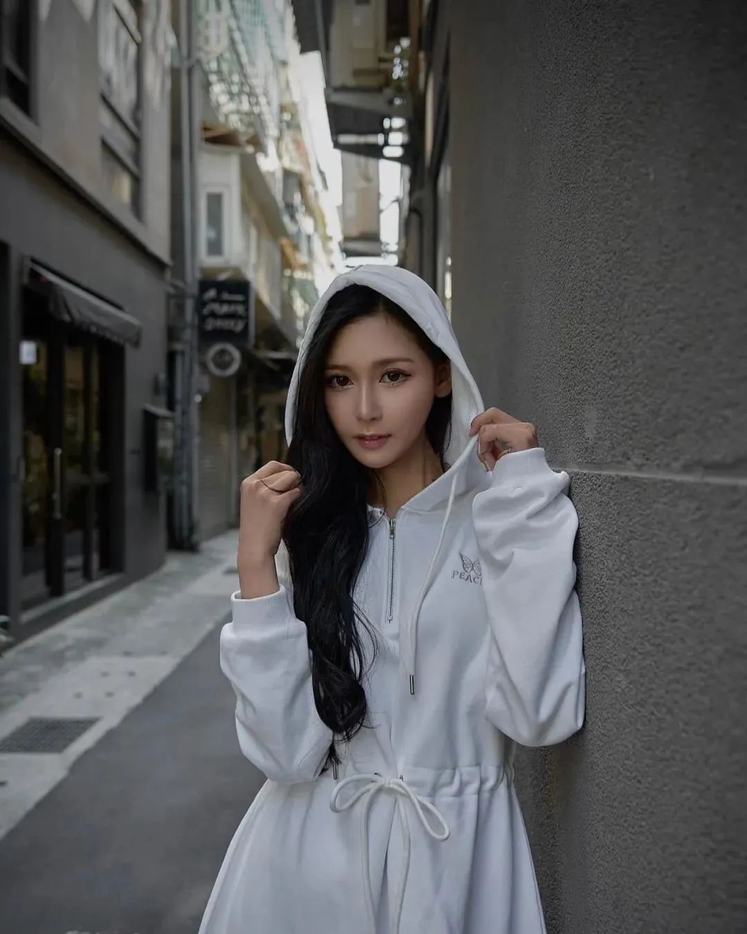 台湾网红许玲玲，甜美又性感的气质女神