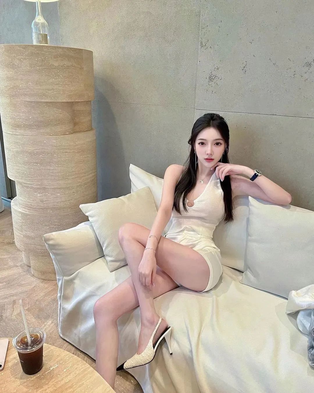 国产网红卢颖儿，甜美又性感的气质女神