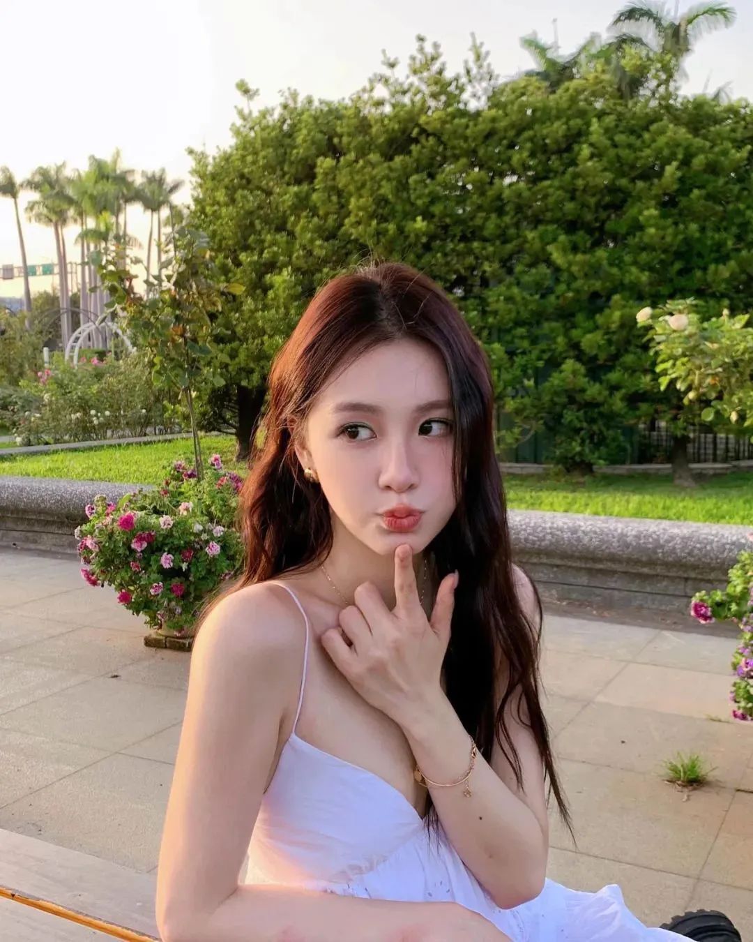 台湾网红李宝猪猪，甜美迷人的御姐范女神