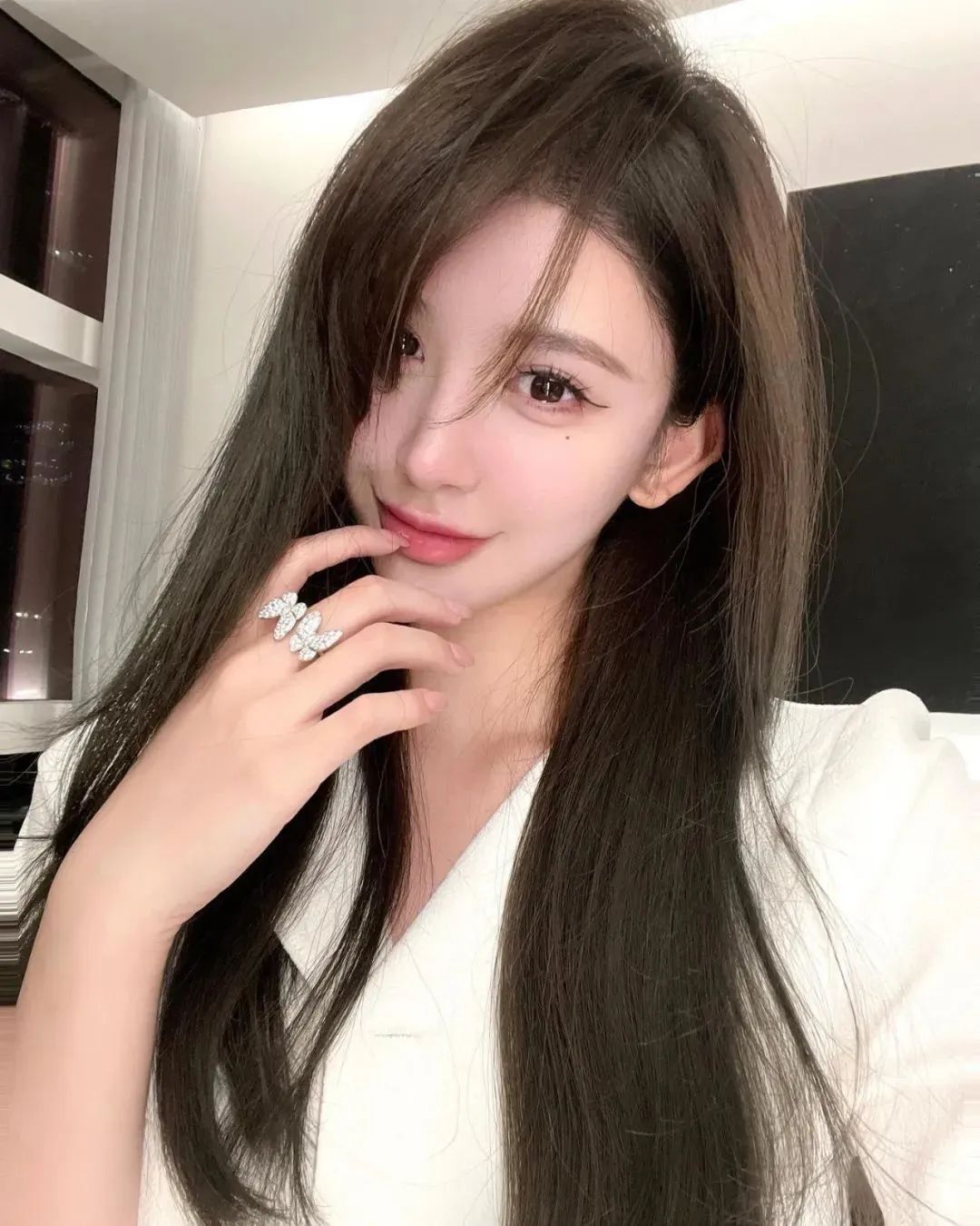 国产网红Jessie，拥有精致氛围感的时尚美女