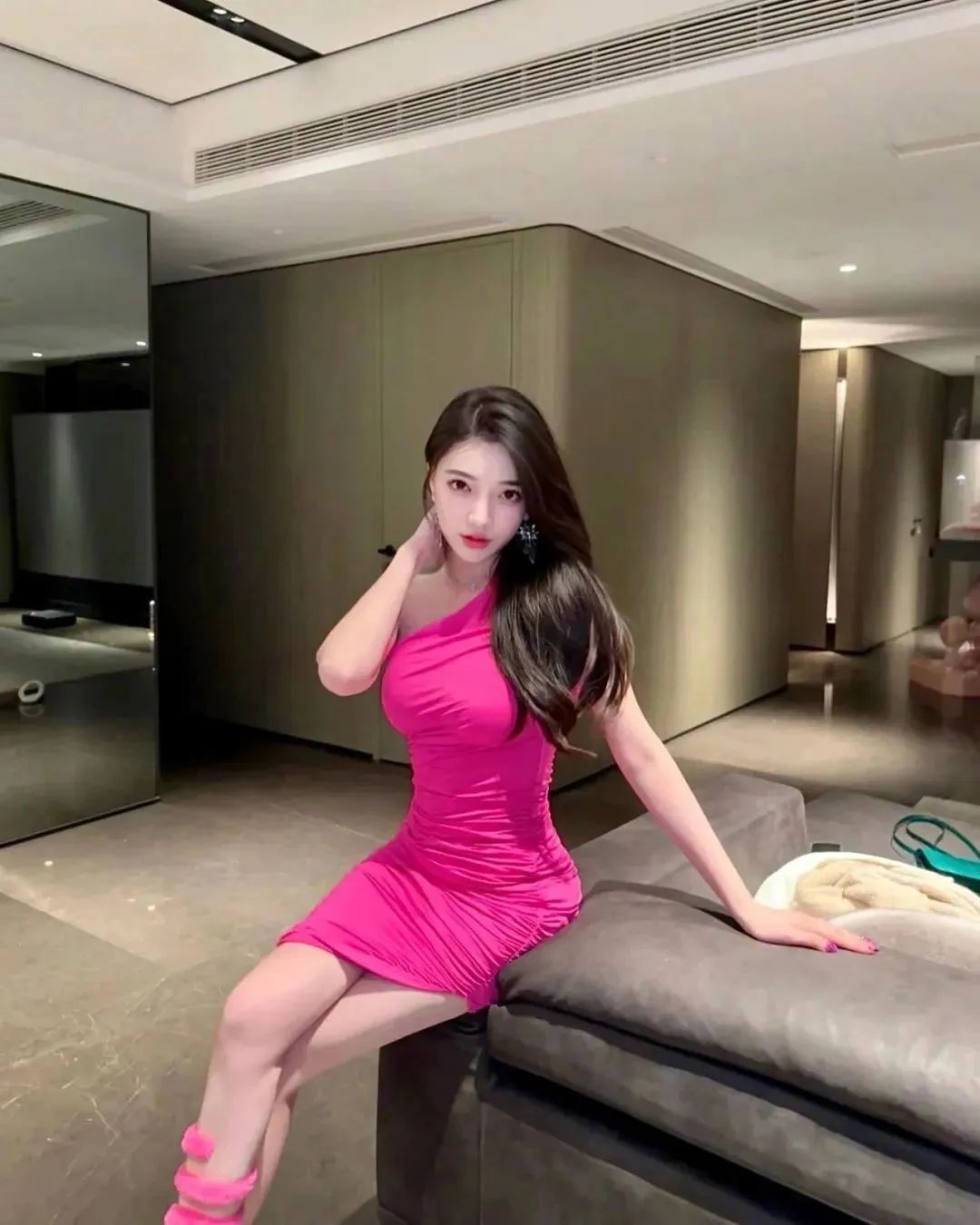 国产网红卢颖儿，甜美又性感的御姐范女神