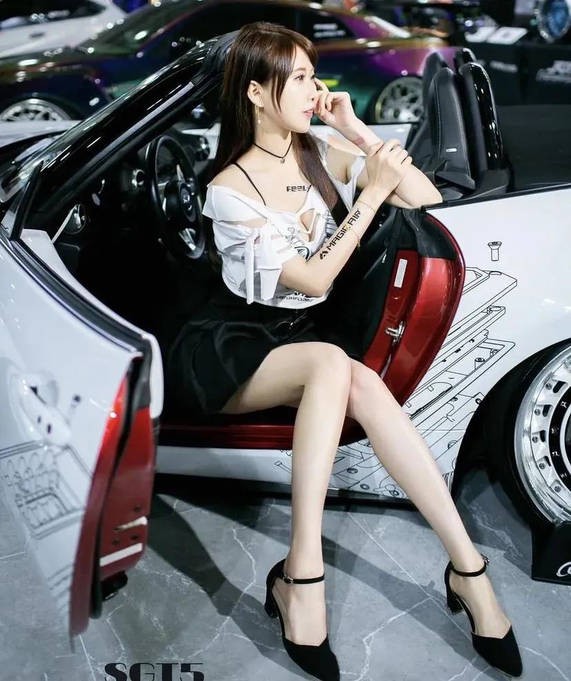 台湾网红 | 蕾儿，甜美又性感的顶级车模