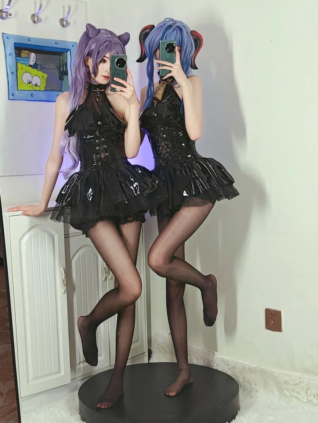 原神cos：裸足+短裙，小厨娘宵宫谁不爱？泳装妮露，莱依拉大长腿太好看了！