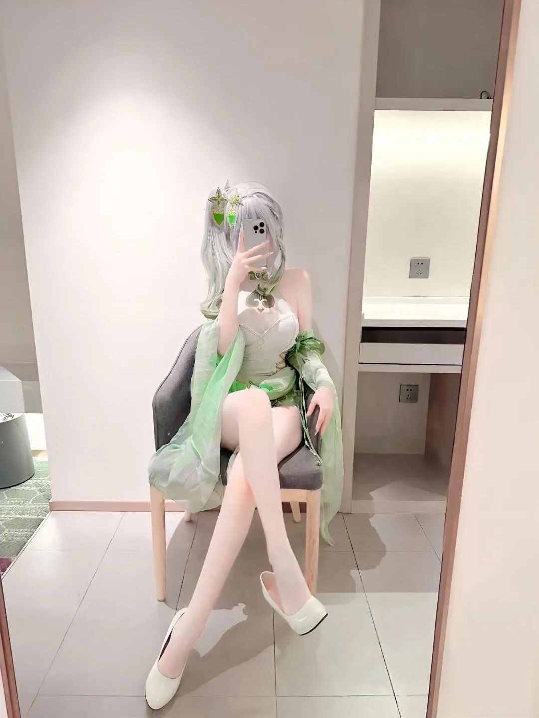 原神cos：泳装草神，护士装刻晴，婚纱神子，包臀裙申鹤，制服雷神让玩家狂喜！