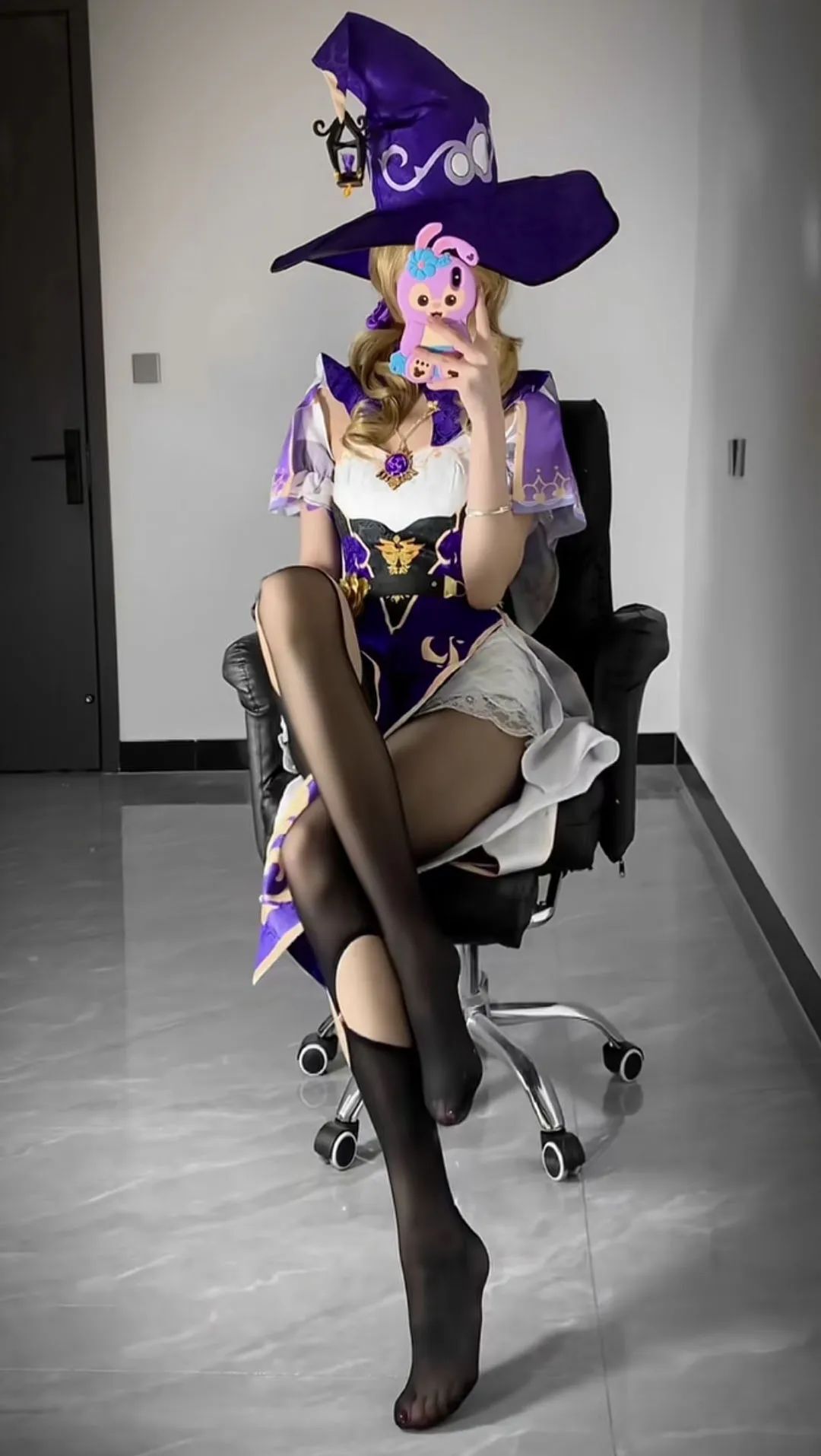 原神cos：黑丝+制服，雷神太顶了！白丝包臀裙申鹤，勒肉黑丝丽莎！裸足刻晴可爱爆了！