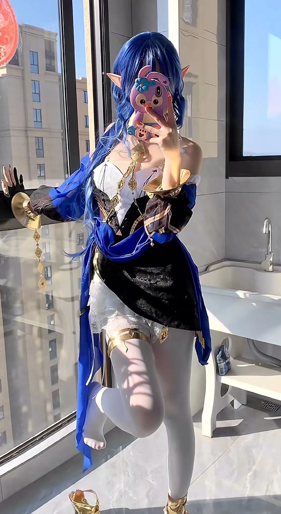 原神cos：黑丝+制服，雷神太顶了！白丝包臀裙申鹤，勒肉黑丝丽莎！裸足刻晴可爱爆了！