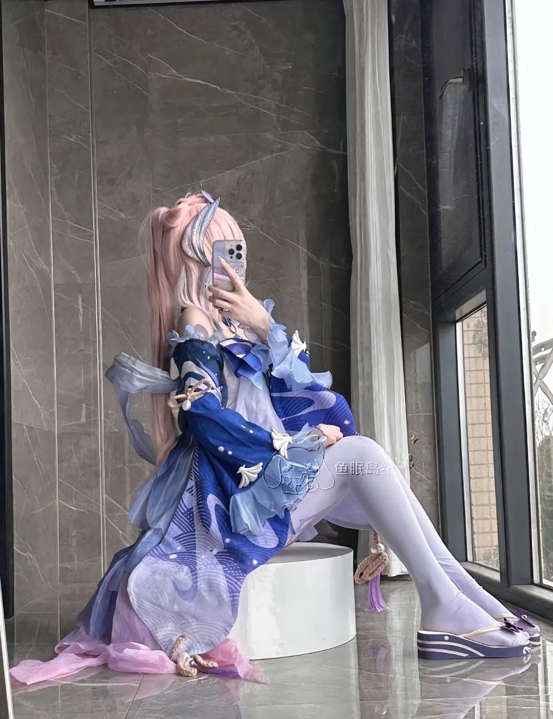 原神cos：黑丝+超短裙，制服雷神太顶了！泳装绫华真绝了，女仆申鹤，白丝刻晴太好看了！