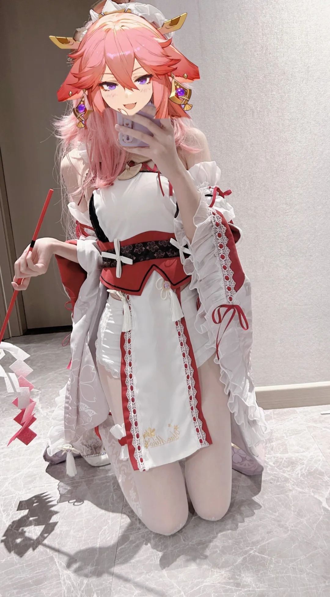 原神cos：裸足+女仆装，雷神太可爱了！红色旗袍申鹤，白丝女仆神子，刻晴甘雨黑丝皮裤让人狂喜！