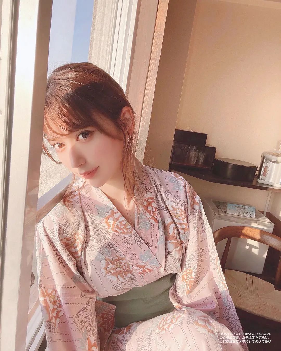 雪平莉左写真及INS图片集，日本模特赛车皇后
