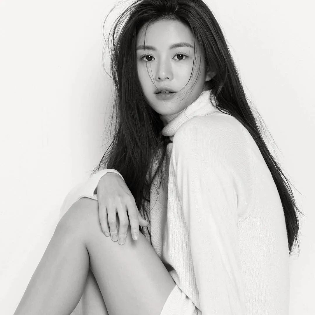 韩国模特高允贞，号称“整形模板”的小全智贤，知性少女穿搭范本
