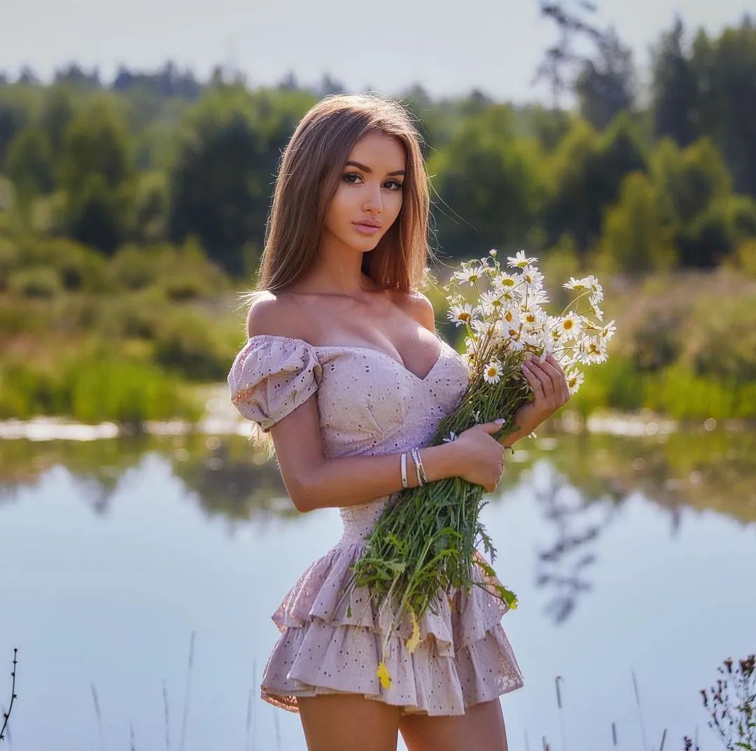 俄罗斯模特Valenti Vitel，真人版芭比娃娃和火辣的身材曲线