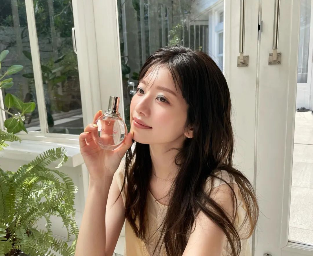 模特小室安未，日本少见的冷淡风清秀气质美女