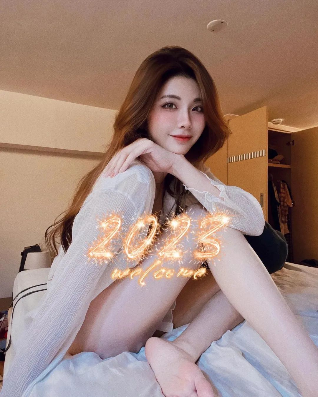 INS美女 | 台湾模特沐沐， 身材高挑气质出众，OL装性感无比