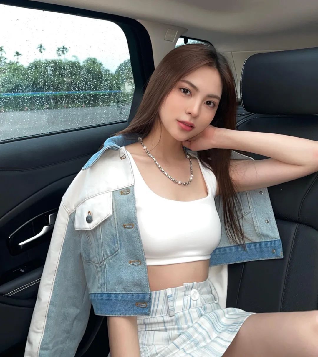 台湾长腿模特rosaxxlin，甜美长相和欧美风的S型曲线