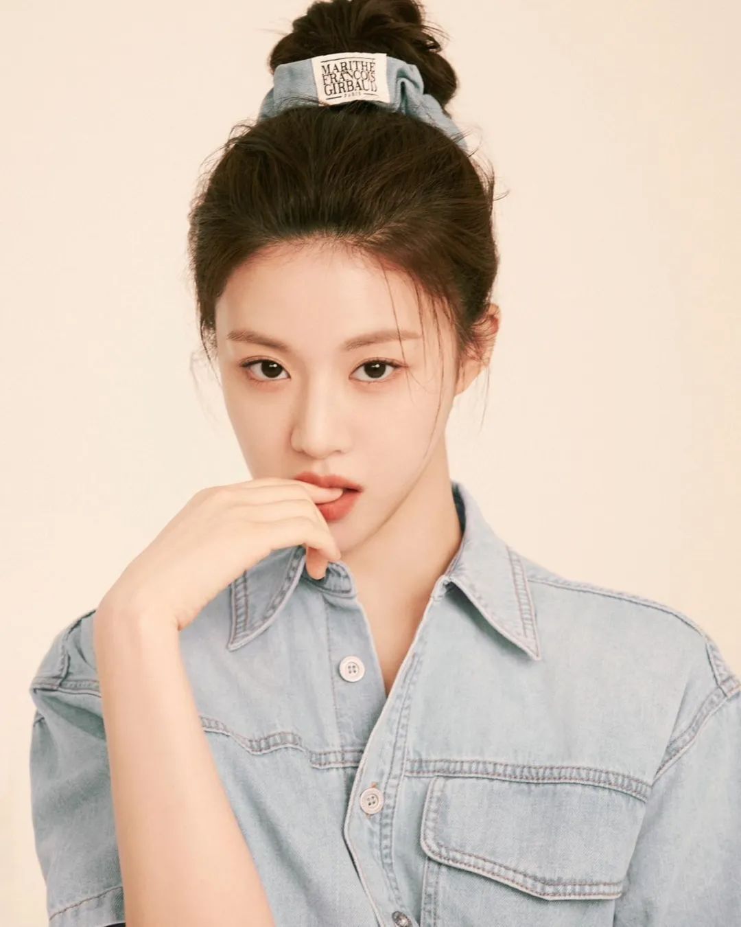 高允贞INS更新， 韩国“整形模板”的清冷系美女