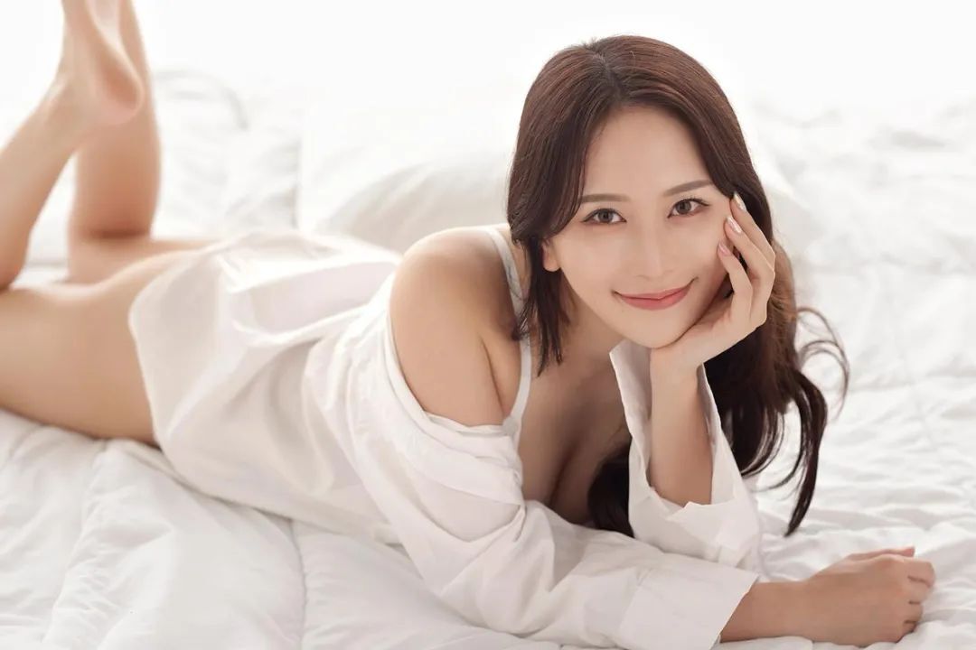 日本OL转战赛车女郎， 超绝身材的福江ななか