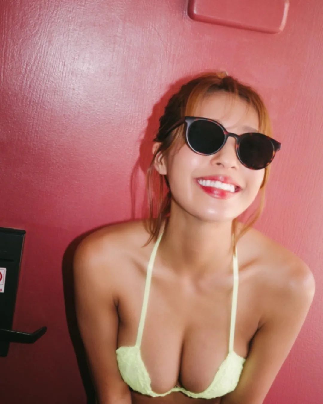 桥本梨菜 | 健美麦肤色模特，写真界黑珍珠