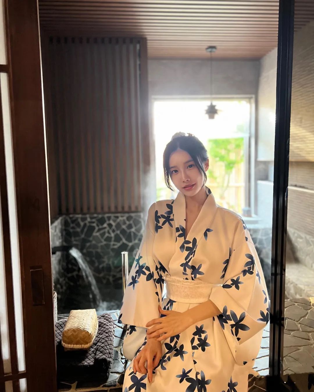 韩国模特娜娜，超白皙皮肤，风格多变的举牌女神