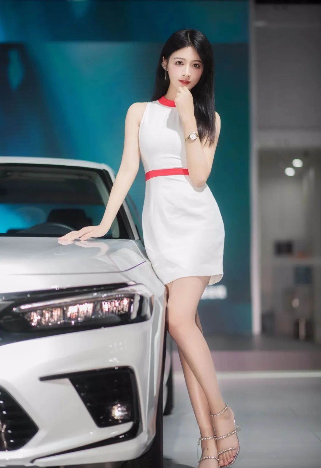 女神降临：好看的颜值车模小姐姐