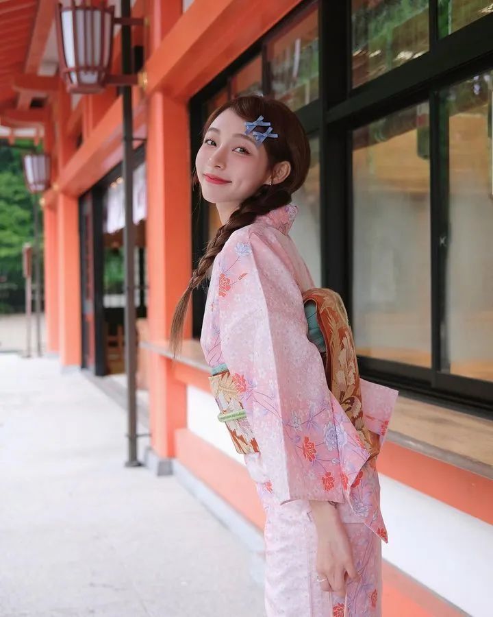 [仙女集]她望着年方十七，凹凸小巧，楚楚动人