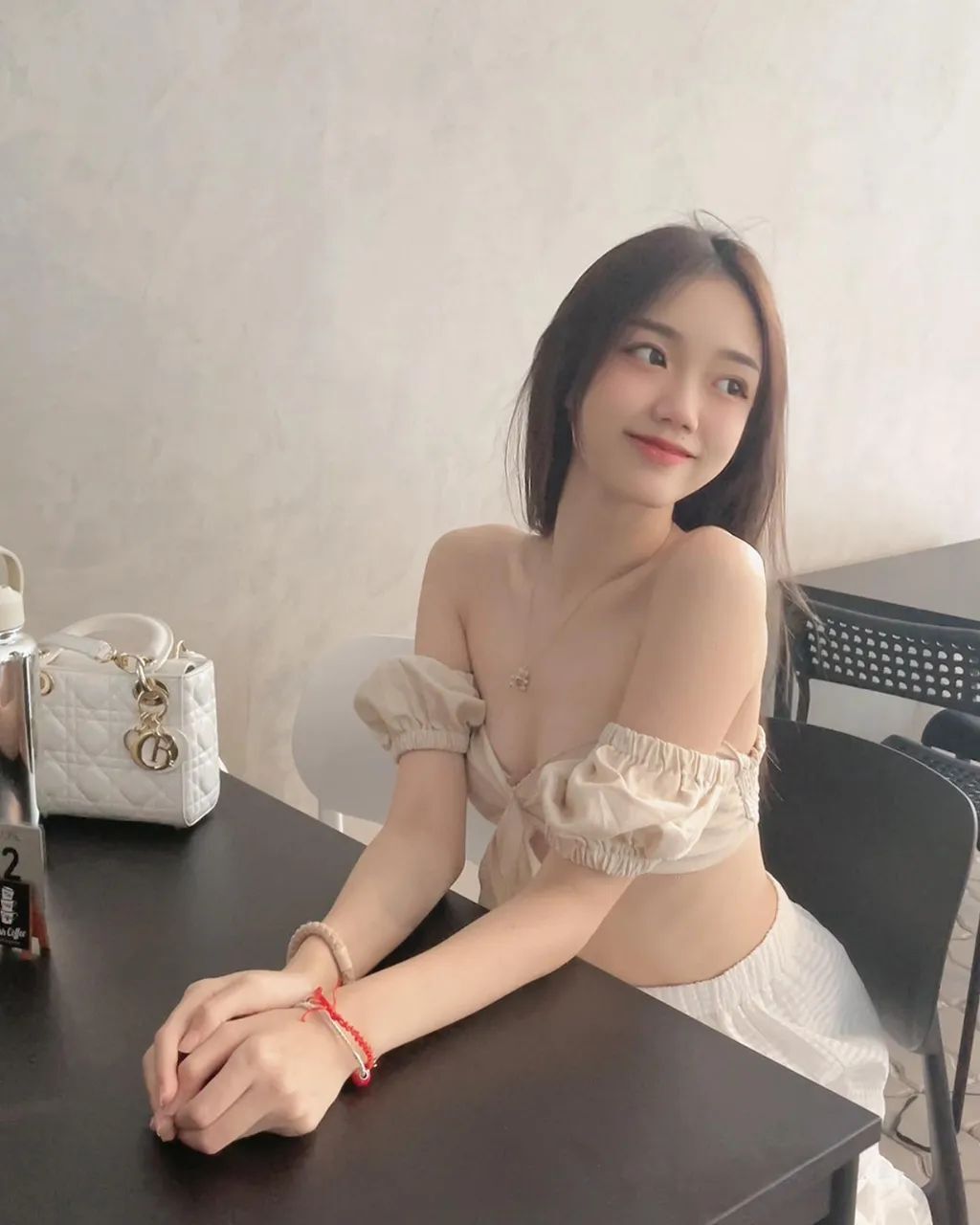 身材极好的低胸装美女