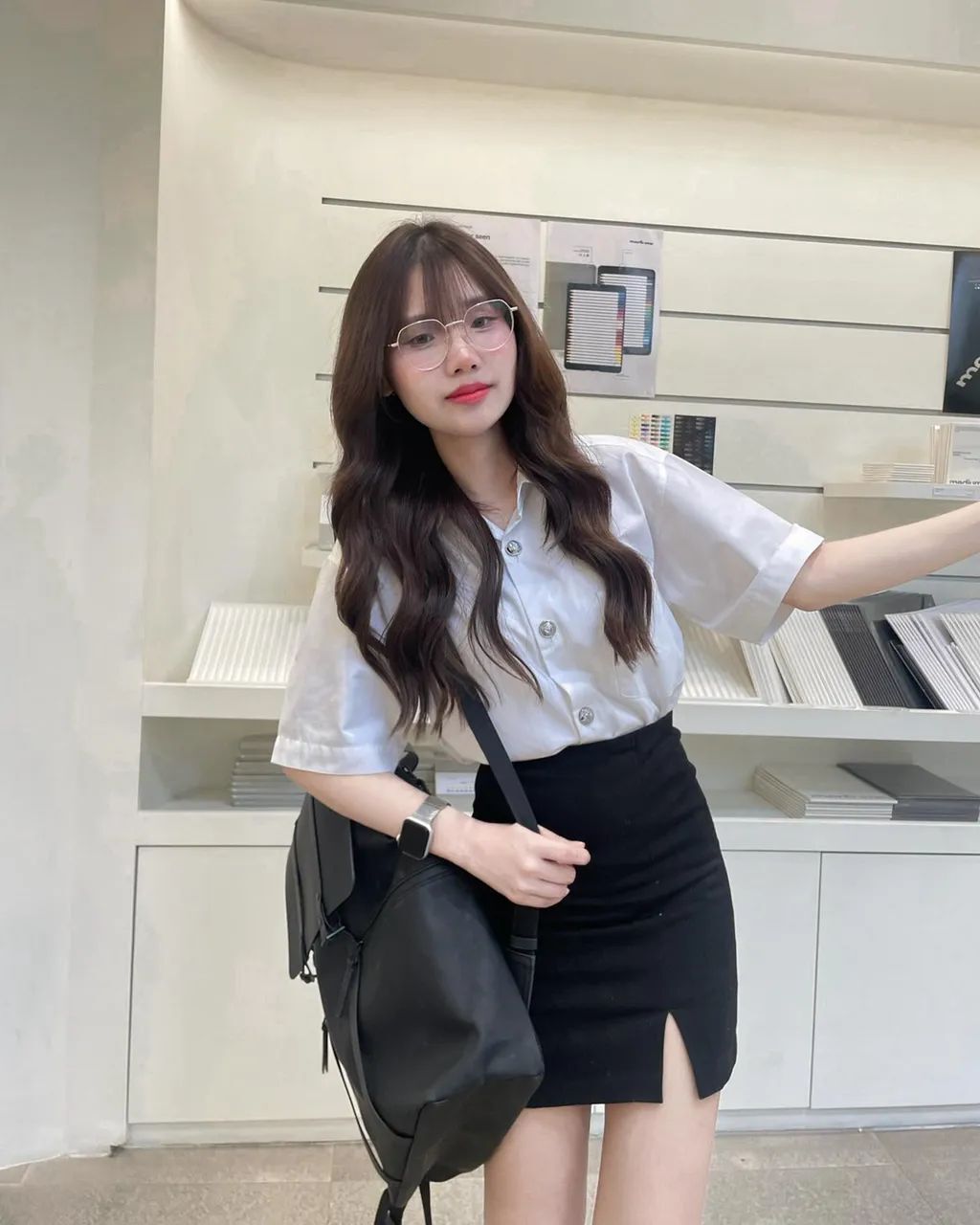 戴眼镜的职场女性