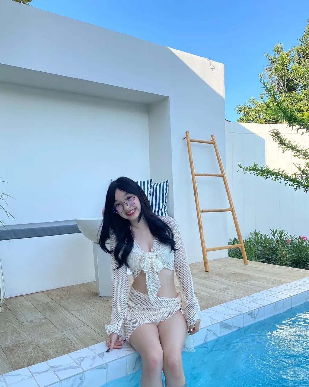 低胸身材苗条美女
