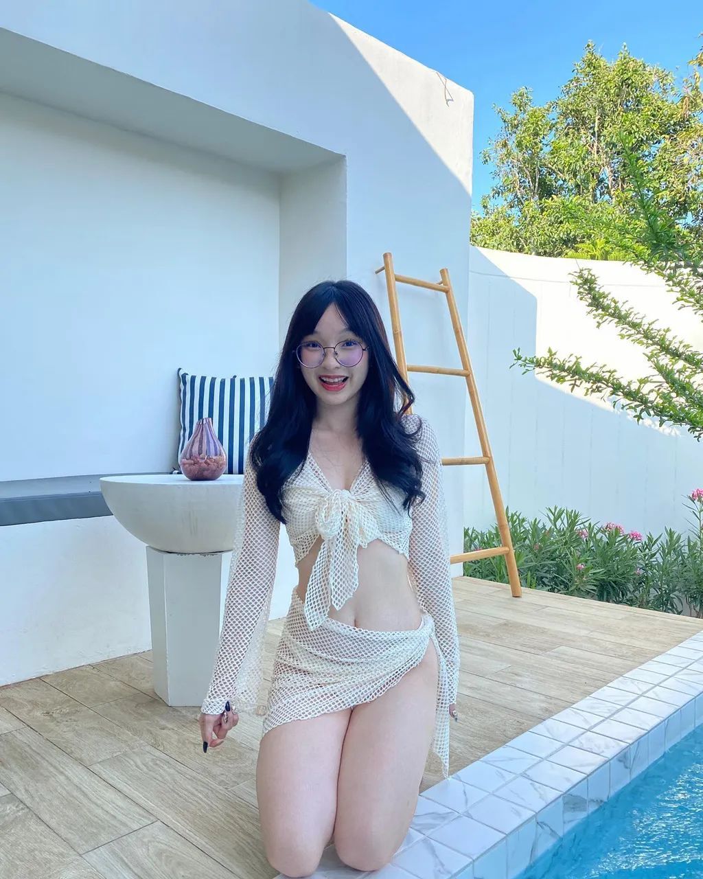 低胸身材苗条美女