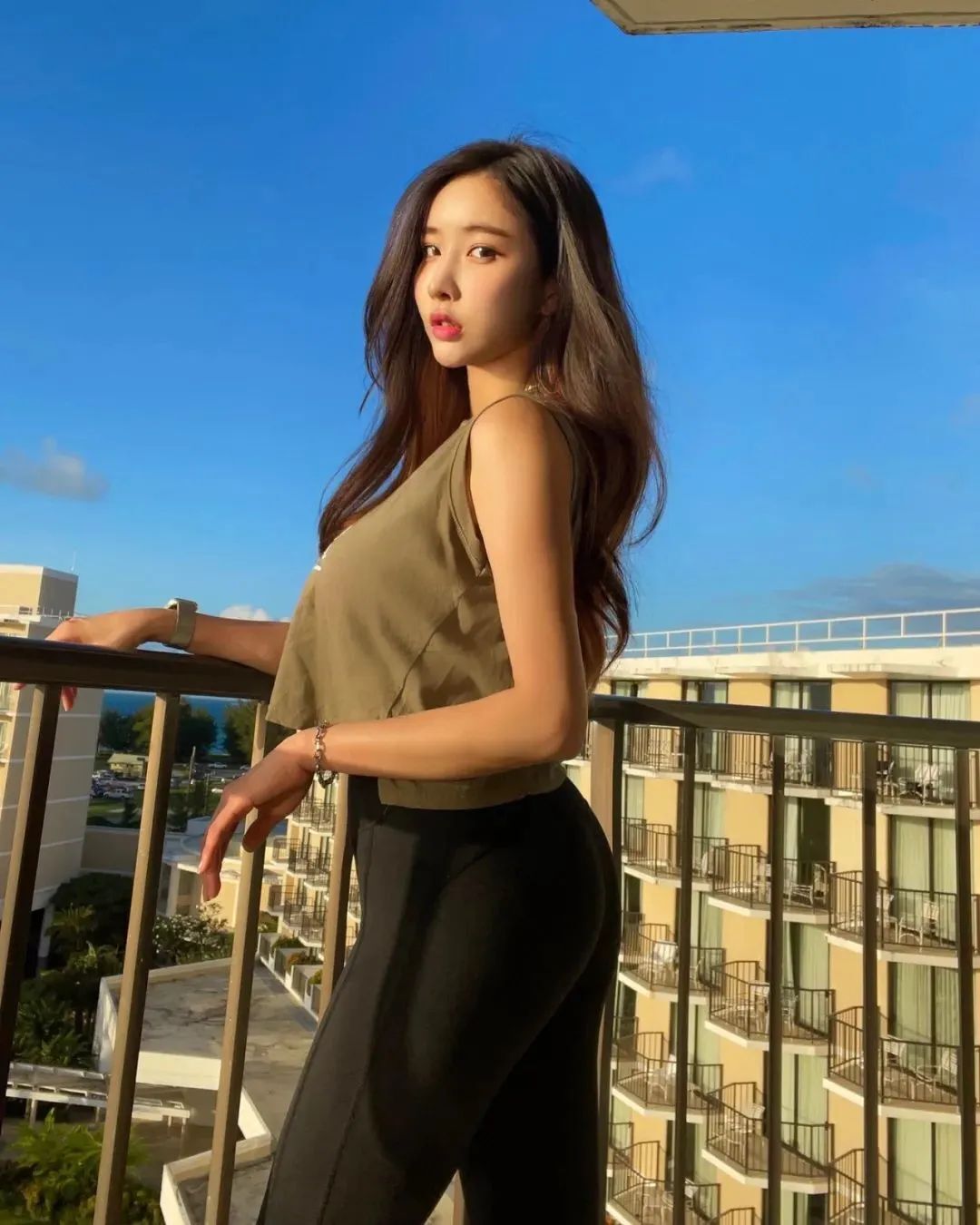 美女壁纸丨韩国最美车模omingky120，身材与美貌并存的网红美女