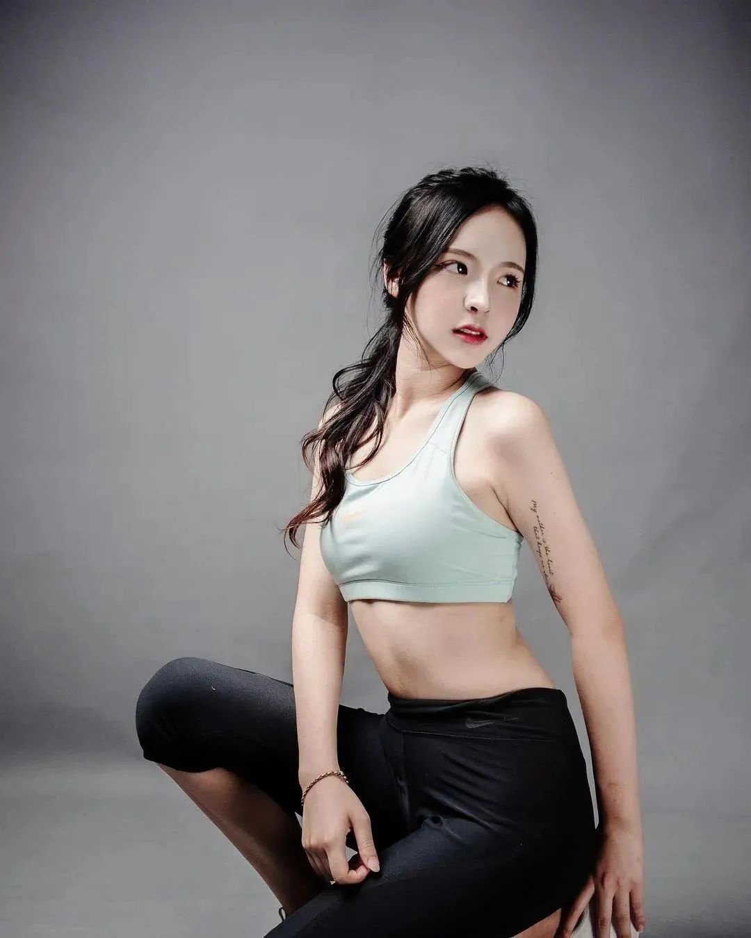 美女壁纸丨李优，长相出众、身材犯规的美女美甲师