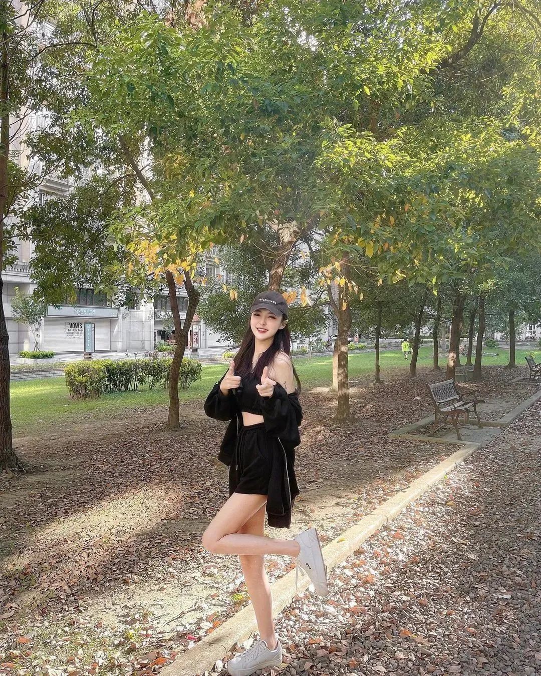 美女壁纸丨李优，长相出众、身材犯规的美女美甲师