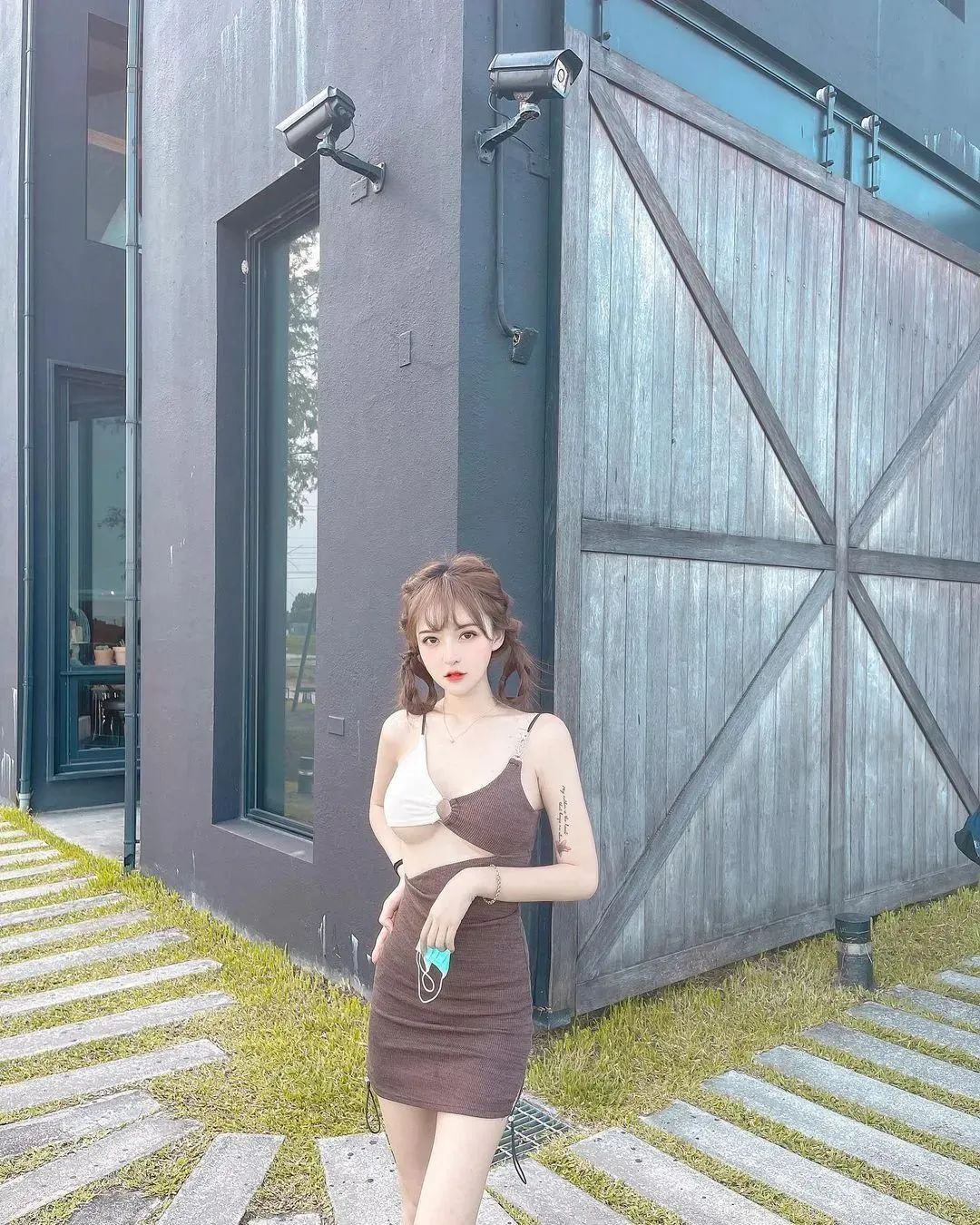 美女壁纸丨李优，长相出众、身材犯规的美女美甲师