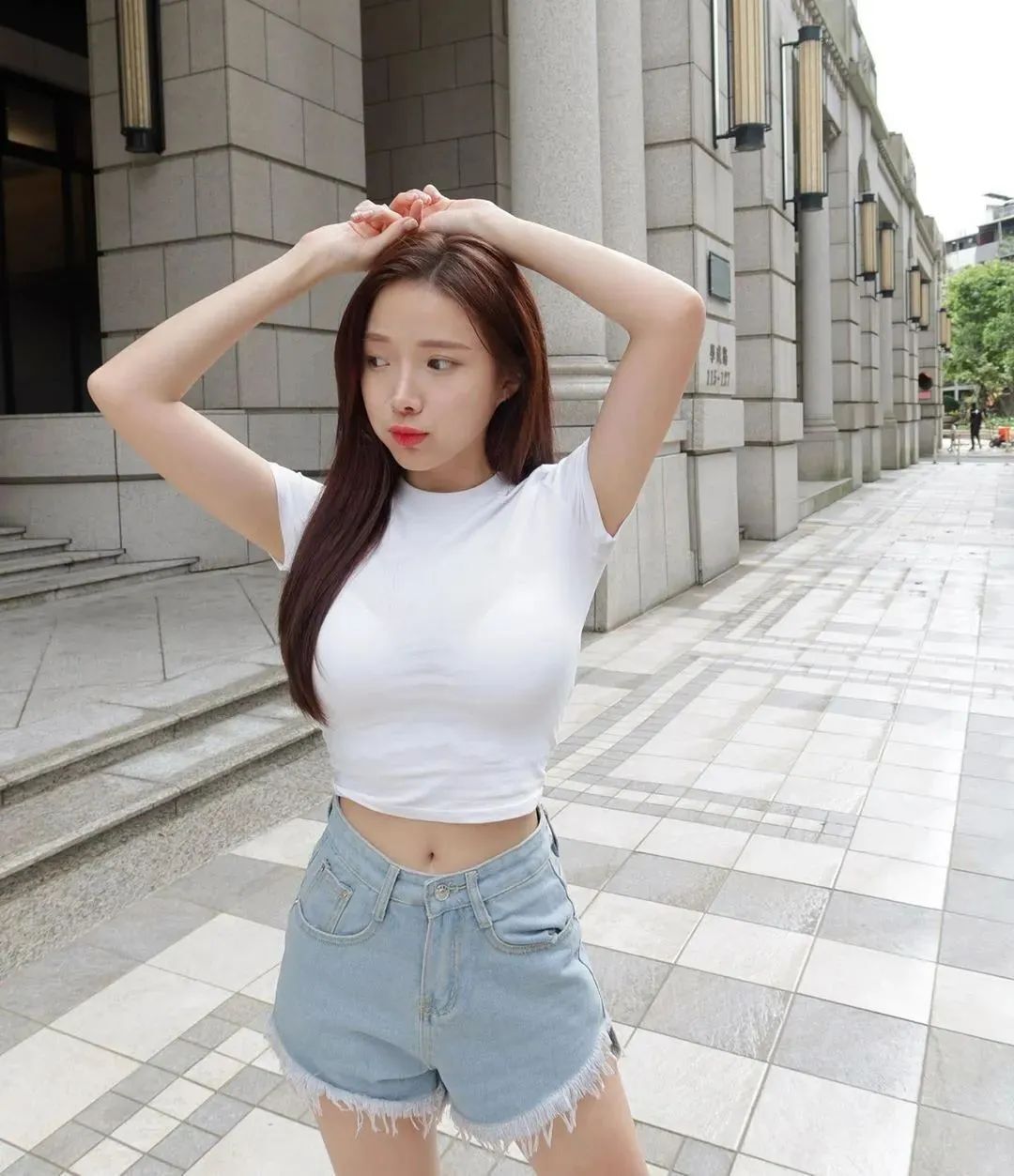 美女壁纸丨蓝星蕾，长相甜美可人的网红美女
