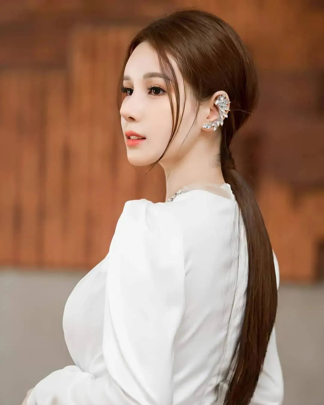 美女壁纸丨颜值出众的韩国最美CEO，高贵的气质让人感觉高不可攀