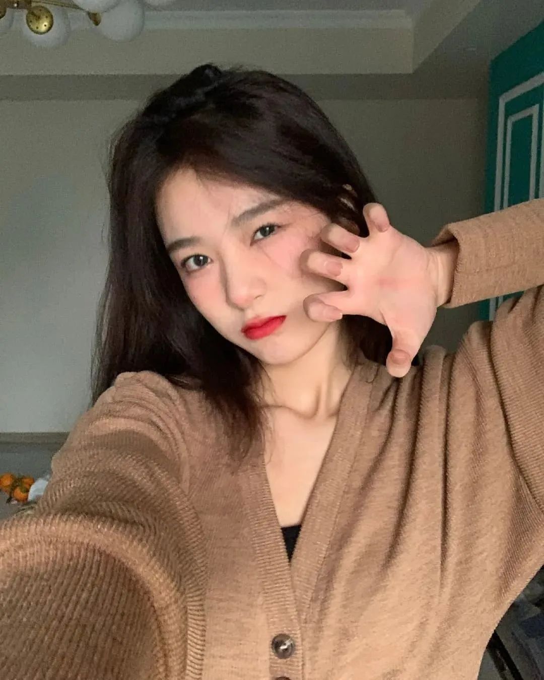 国产网红小何同学，甜美可人的元气美女