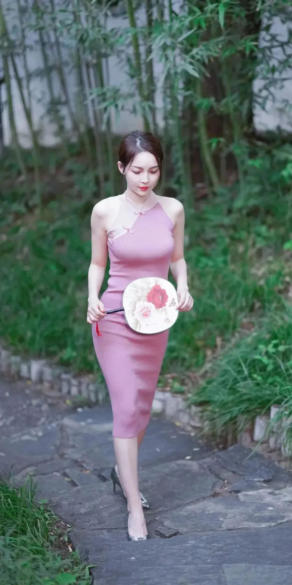 王钟瑶，一袭粉色旗袍连衣裙，宛如气质优雅的古典美人