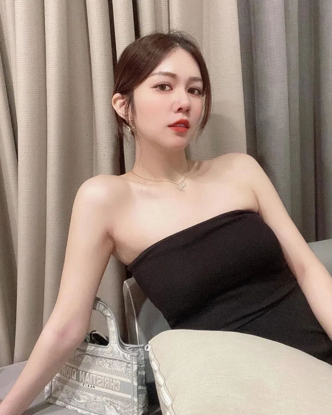 台湾空姐Elly，颜值出众的御姐范女神
