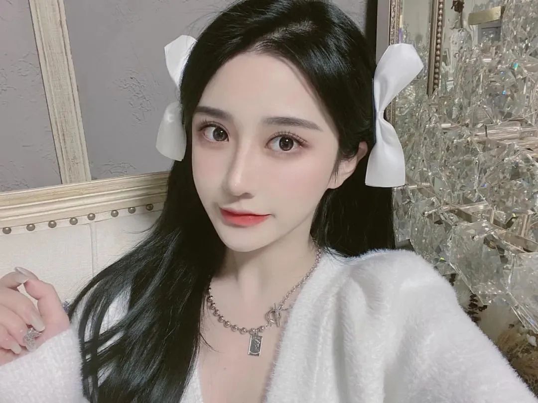 国产网红小77，从头到脚都十分精致的网红美女