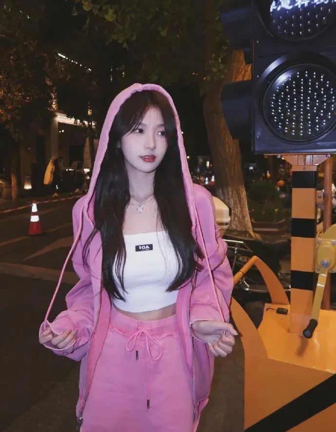 北影校花邓子怡，甜美迷人的00后小美女