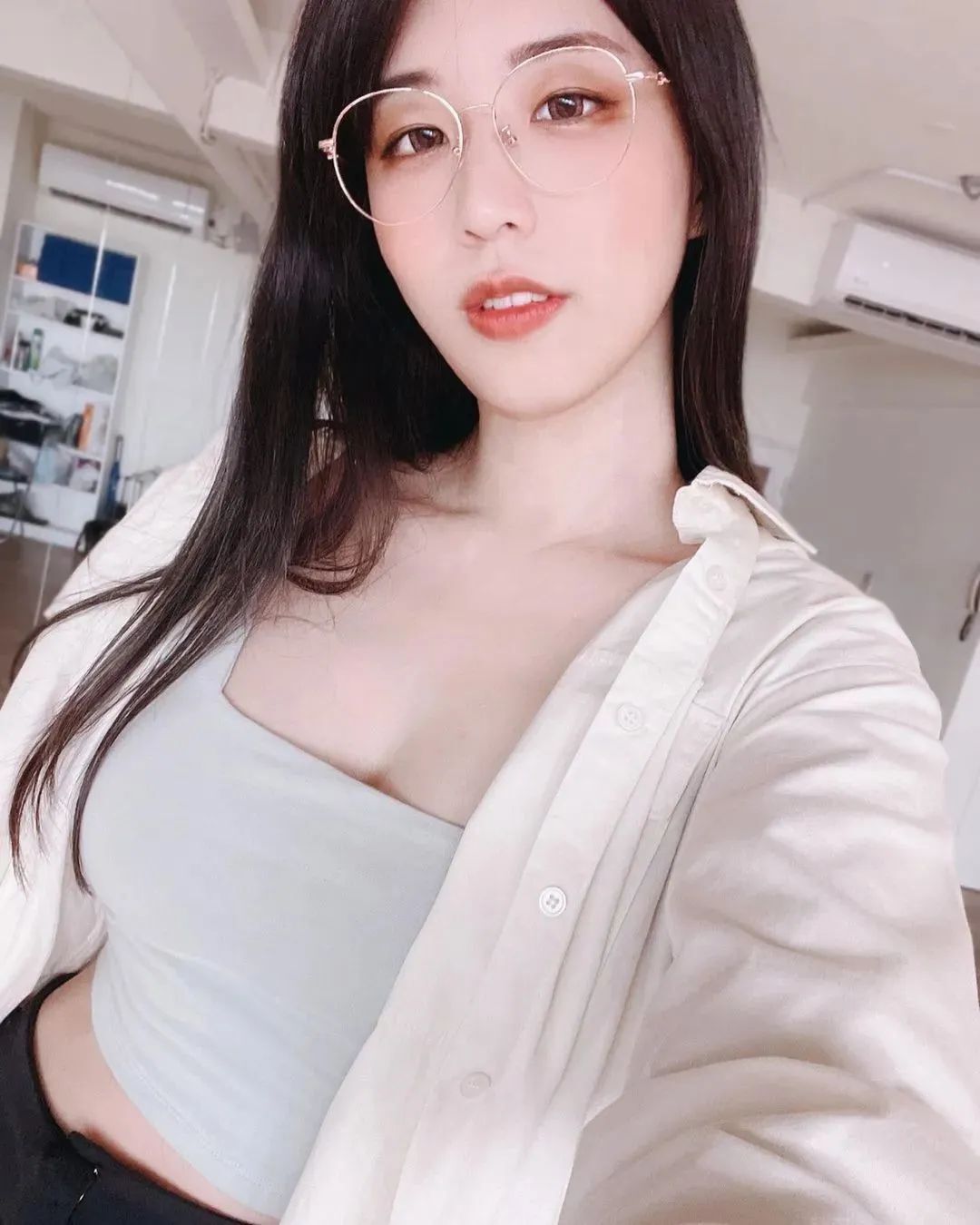 台湾网红小墨，才貌双全的美女主播