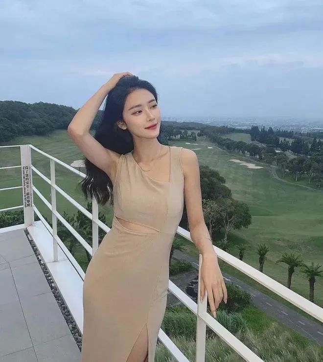 台湾网红杨琪琪，神似洪真英的甜美系女神