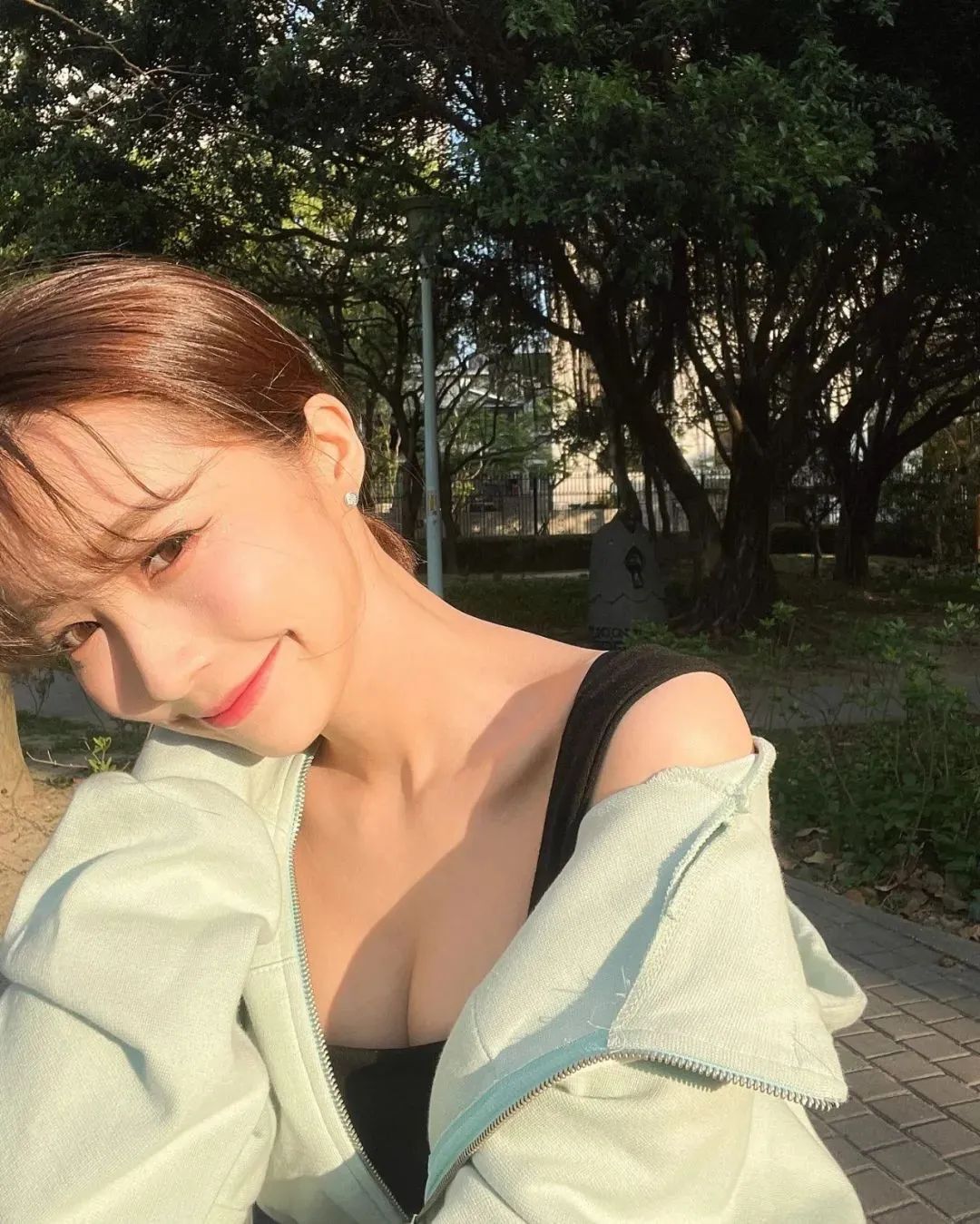 台湾网红简彤羽，才貌双全的美女模特