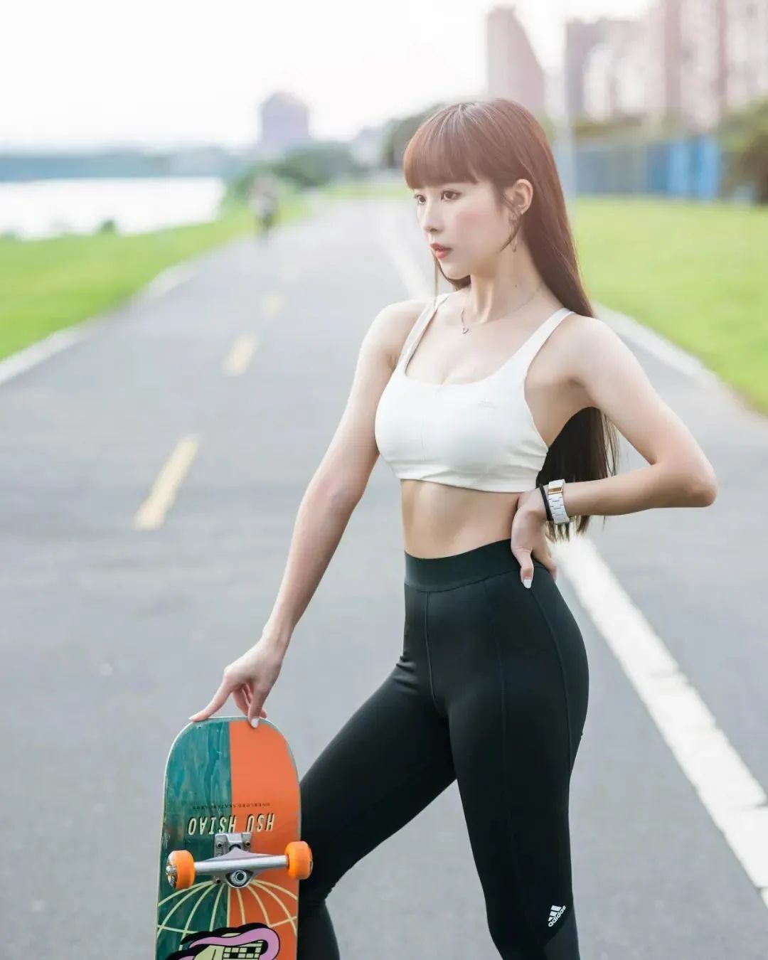 台湾网红叶骞逸，甜美迷人的啦啦队女神