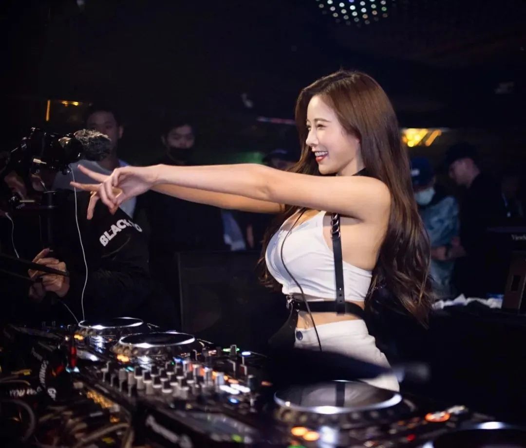 台湾网红蓝星蕾，辣度指数爆表的DJ女神