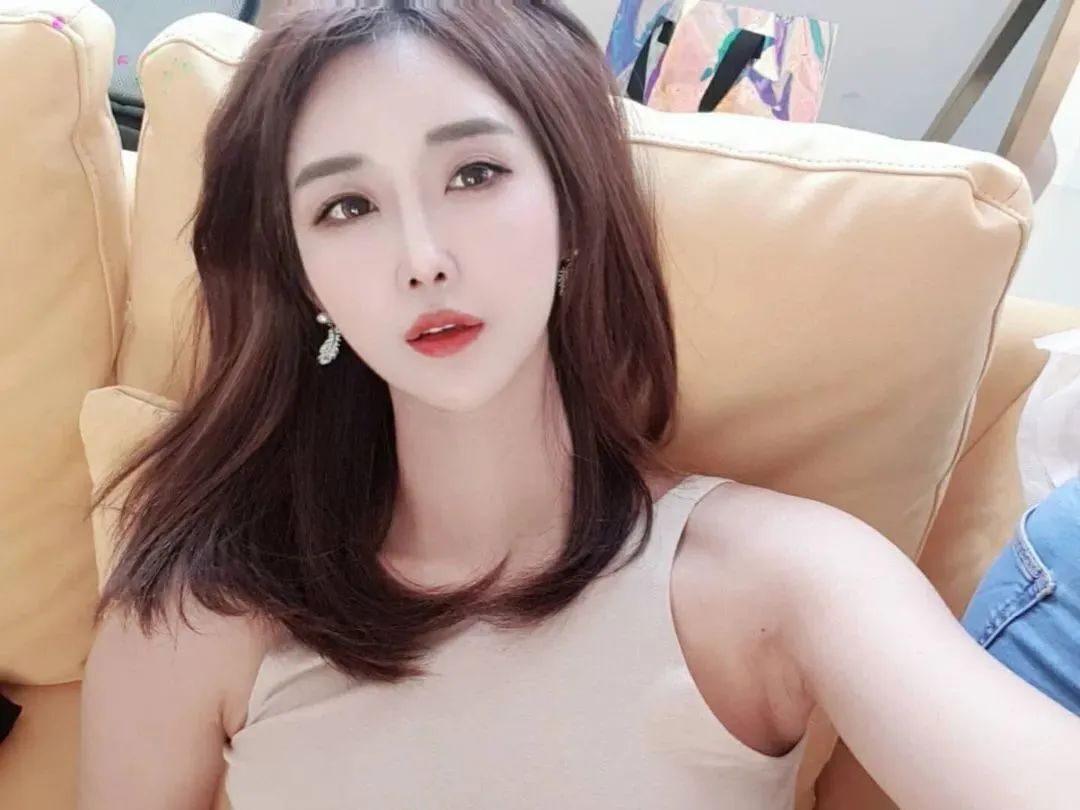 韩国最美车模柳多妍，至今单身未婚的她，32岁仍如少女